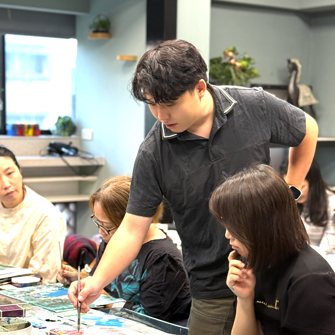 綦宗涵老師現場示範風景水彩構圖與透視法邏輯，引導學員建立畫面空間感。